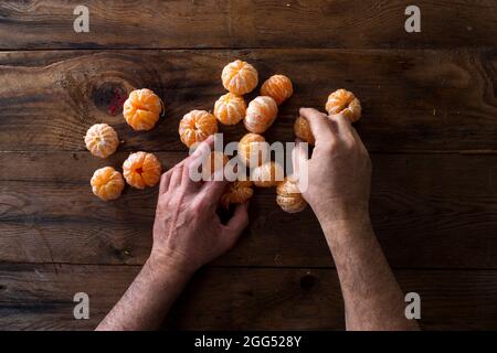 Präsentation von geschälten Mandarinen auf alten Holztisch Stockfoto