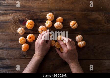 Präsentation von geschälten Mandarinen auf alten Holztisch Stockfoto