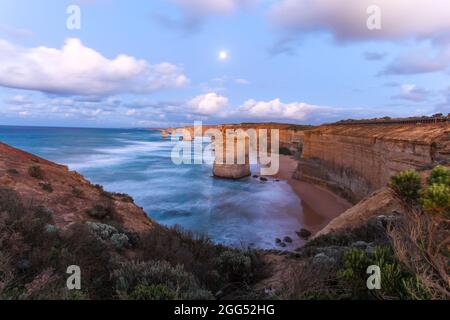 Die zwölf Apostel vor Sonnenaufgang auf der Great Ocean Road Victoria Australia. Die Küstenlandschaft auf diesem Roadtrip macht es zu einem der beliebtesten att Stockfoto