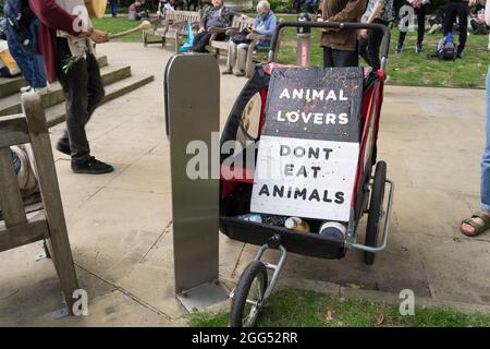 London, Großbritannien. August 2021. Tag 6, die Unmögliche Rebellion geht weiter, Extinction Rebellion (XR) schloss sich Animal Rebellion Demonstranten auf Smithsfields Markt im Zentrum von London an, um die Regierung zu fordern, „Act Now on the Climate Crisis and Ecological Emergency“ zu erlassen. Quelle: Xiu Bao/Alamy Live News Stockfoto