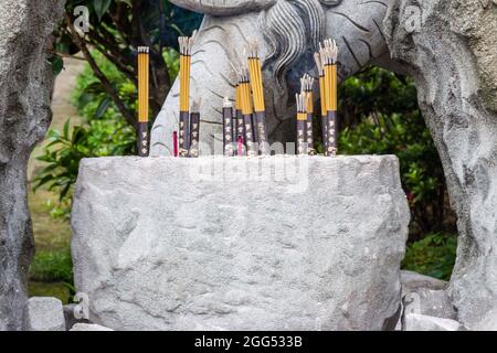 Räucherstäbchen brennen im Topf des Guan Dao Guan Ying Buddhistischen Tempels in New Taipei City Stockfoto