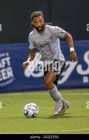 St. Petersburg, FL USA; Charlotte Independence Verteidiger Joel Johnson (7) dribbelt den Ball im Aufwärtssfeld während eines USL-Fußballspiels gegen die Tampa Bay Row Stockfoto