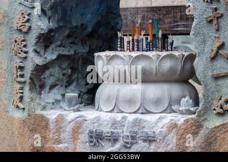 Räucherstäbchen brennen im Topf des Guan Dao Guan Ying Buddhistischen Tempels in New Taipei City Stockfoto