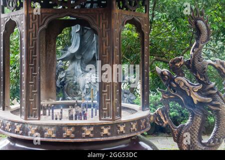 Räucherstäbchen brennen im Topf des Guan Dao Guan Ying Buddhistischen Tempels in New Taipei City Stockfoto