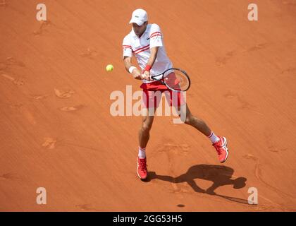 Der serbische Tennisspieler Novak Djokovic (SRB) spielt eine Rückhand, ein French Open 2021 Tennisturnier, Paris, Frankreich. Stockfoto