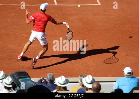 Serbischer Tennisspieler Novak Djokovic (SRB) spielt eine Vorhand, French Open 2021 Tennisturnier, Paris, Frankreich. Stockfoto