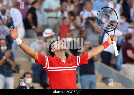 Serbischer Tennis Novak Djokovic (SRB) feiert Spielpunkt während der French Open 2021 Tennisturnier, Paris, Frankreich Stockfoto