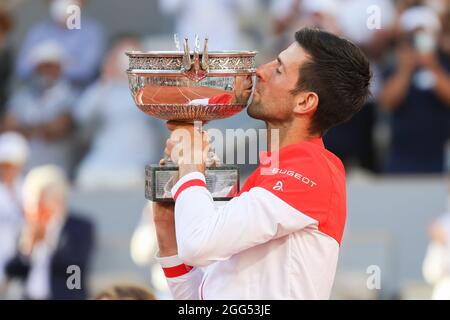 Der serbische Tennisspieler Novak Djokovic (SRB) küsst die Meisterschaftsprophäe nach dem Sieg im Einzel-Finale der Herren, beim Tennisturnier French Open 2021, Paris, F Stockfoto