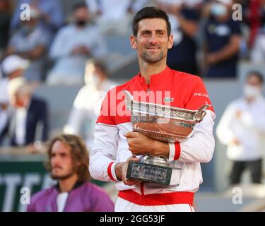 Der serbische Tennisspieler Novak Djokovic (SRB) hält nach dem Sieg im Einzel-Finale der Herren die Meisterschaftspokal, das Tennisturnier French Open 2021, Paris, F Stockfoto