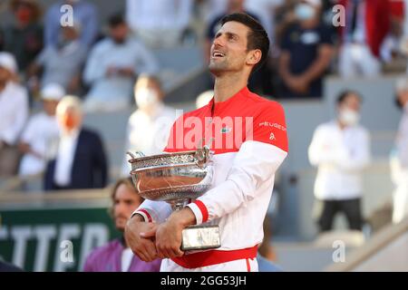 Der serbische Tennisspieler Novak Djokovic (SRB) hält nach dem Sieg im Einzel-Finale der Herren die Meisterschaftspokal, das Tennisturnier French Open 2021, Paris, F Stockfoto