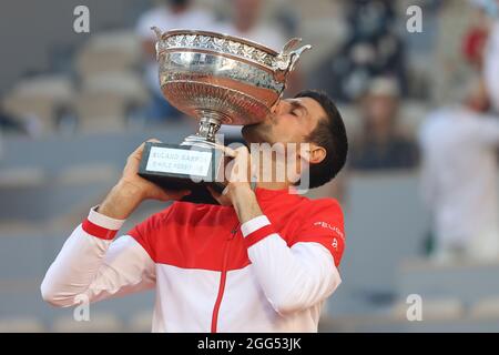 Der serbische Tennisspieler Novak Djokovic (SRB) küsst die Meisterschaftsprophäe nach dem Sieg im Einzel-Finale der Herren, beim Tennisturnier French Open 2021, Paris, F Stockfoto