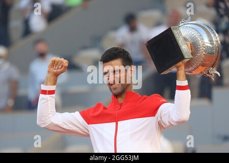 Der serbische Tennisspieler Novak Djokovic (SRB) hält nach dem Sieg im Einzel-Finale der Herren die Meisterschaftspokal, das Tennisturnier French Open 2021, Paris, F Stockfoto