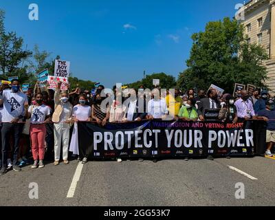 28. August 2021, Washington, District of Columbia, USA: Der Marsch für das Wahlrecht, um die Verabschiedung der Stimmrechtsgesetze zu fordern, wurde von Martin Luther King III und Arndrea Waters King, ihrer Tochter Yolanda Renee King, Rev. Al Sharpton, NAACP-Präsident Derrick Johnson, Reps, angeführt. Joyce Beatty, Sheila Jackson Lee und Al Green, unter anderem. (Bild: © Sue Dorfman/ZUMA Press Wire) Stockfoto