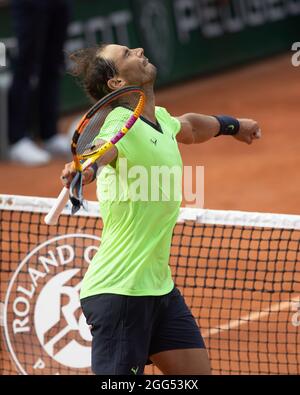 Der spanische Tennis Rafael Nadal (ESP) feiert den Spielpunkt während des French Open 2021 Tennisturniers in Paris, Frankreich Stockfoto