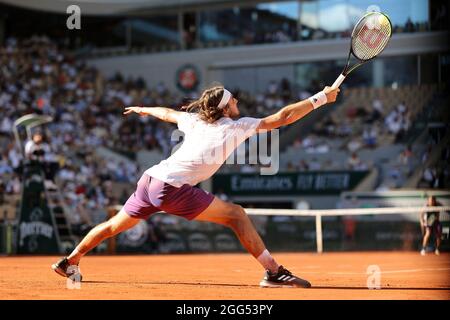 Der griechische Tennisspieler Stefanos Tsitsipas spielt eine Vorhand, French Open 2021 Tennisturnier, Paris, Frankreich. Stockfoto