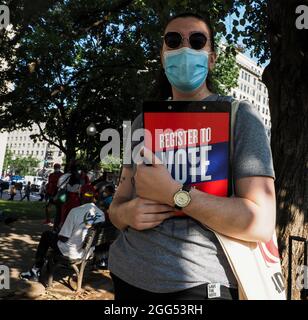 28. August 2021, Washington, District of Columbia, USA: Freiwillige mit der Mitarbeiterzahl der überparteilichen Organisation registrierten Personen, die während des wahlrechtsmarsches abstimmen sollten. (Bild: © Sue Dorfman/ZUMA Press Wire) Stockfoto