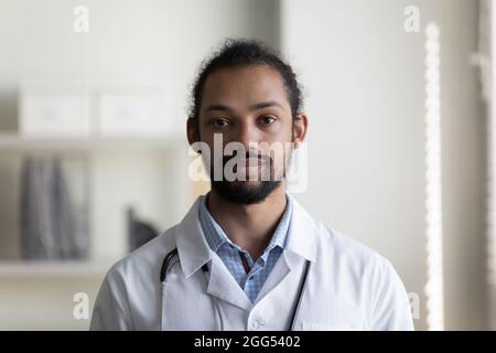 Porträt eines selbstbewussten jungen afroamerikanischen hausarztes. Stockfoto