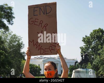 28. August 2021, Washington, District of Columbia, USA: Ein Teilnehmer des Wahlmarsches hielt vor dem Weißen Haus an, um ein Ende der Irrungen zu fordern. (Bild: © Sue Dorfman/ZUMA Press Wire) Stockfoto