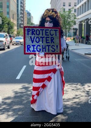 28. August 2021, Washington, District of Columbia, USA: Ein Teilnehmer des Marsches für Washington und die Stimmrechte hält ein Zeichen, das den Schutz der Stimmrechte fordert. (Bild: © Sue Dorfman/ZUMA Press Wire) Stockfoto