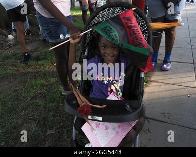 28. August 2021, Washington, District of Columbia, USA: Phoebe George fährt einen Bus aus Georgia, um gemeinsam mit ihrer großen Schwester und Mutter am Marsch für Washington und die Stimmrechte teilzunehmen. (Bild: © Sue Dorfman/ZUMA Press Wire) Stockfoto
