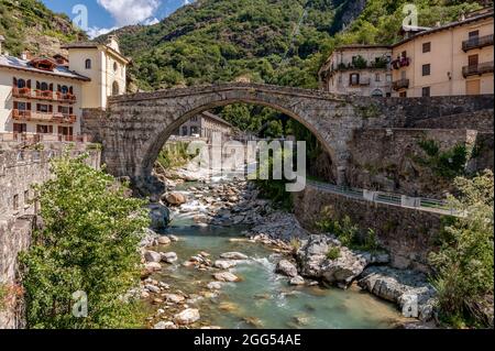 Die alte Brücke Pont Saint Martin, im historischen Zentrum des gleichnamigen Dorfes, an einem sonnigen Tag, Aostatal, Italien Stockfoto