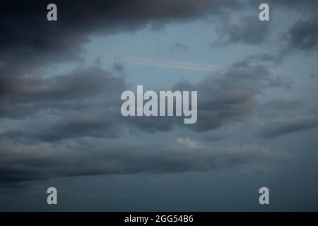 Dramatischer Hintergrund dunkler Wolken vor einem Gewitter. Stockfoto