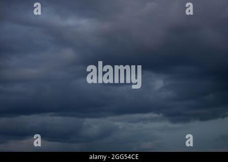 Hintergrund Der dunkle Wolken vor einem Gewitter Sturm. Stockfoto