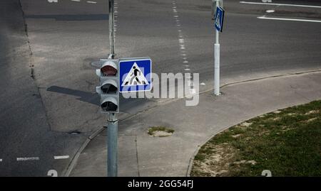 Ampel über die Kreuzung. Rotes Licht Stockfoto