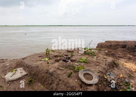 Munshiganj, Bangladesch. August 2021. Ein Blick auf ein Ufer des Flusses Padma in Tongibari, Munshiganj Bezirk am Rande von Dhaka.heftige Erosionen haben nach dem Monsun in die Ufer des Flusses Padma gefressen und bedrohten große Teile in Munshiganj, Tongibari Upazila, Bangladesch. (Foto von Nayan Kar/SOPA Images/Sipa USA) Quelle: SIPA USA/Alamy Live News Stockfoto