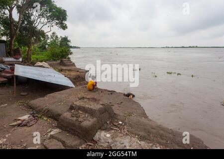 Munshiganj, Bangladesch. August 2021. Ein Blick auf ein Ufer des Flusses Padma in Tongibari, Munshiganj Bezirk am Rande von Dhaka.heftige Erosionen haben nach dem Monsun in die Ufer des Flusses Padma gefressen und bedrohten große Teile in Munshiganj, Tongibari Upazila, Bangladesch. Kredit: SOPA Images Limited/Alamy Live Nachrichten Stockfoto