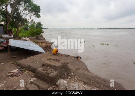 Munshiganj, Bangladesch. August 2021. Ein Blick auf ein Ufer des Flusses Padma in Tongibari, Munshiganj Bezirk am Rande von Dhaka.heftige Erosionen haben nach dem Monsun in die Ufer des Flusses Padma gefressen und bedrohten große Teile in Munshiganj, Tongibari Upazila, Bangladesch. (Foto von Nayan Kar/SOPA Images/Sipa USA) Quelle: SIPA USA/Alamy Live News Stockfoto