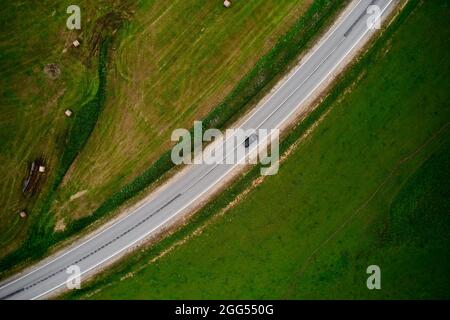 Runde Drehung in der Straßenansicht. Straße zwischen Feldern. Stockfoto