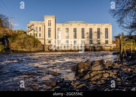 Schnelles Wasser und Stromschnellen auf dem Fluss Dee im Kraftwerk Tongland an einem Wintertag, Dumfries und Galloway, Schottland Stockfoto