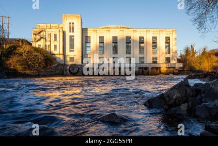 Der River Dee im Kraftwerk Tongland bei Sonnenuntergang an einem Wintertag, Dumfries und Galloway, Schottland Stockfoto