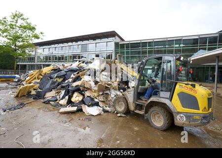 Bad Neuenahr, Deutschland. August 2021. Nach der Flutkatastrophe am Peter-Joerres-Gymnasium werden schwere Geräte zur Bereinigung eingesetzt. (To dpa-KORR 'diesmal ist alles anders - die Schule beginnt im Katastrophengebiet Ahrtal') Quelle: Thomas Frey/dpa/Alamy Live News Stockfoto