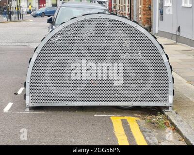 28. August 2021 - London, UK: Stadtleben-Bild zeigt urbane Fahrradhalle Stockfoto