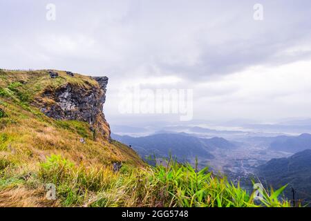 Schöne malerische Spitze des Berges des Phu Chi Fa Forest Park in Chaing Rai, Thailand. Stockfoto