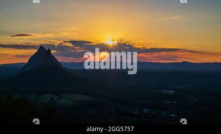 Mt Beerwah und Crooked Neck vom Mt Ngungun Stockfoto