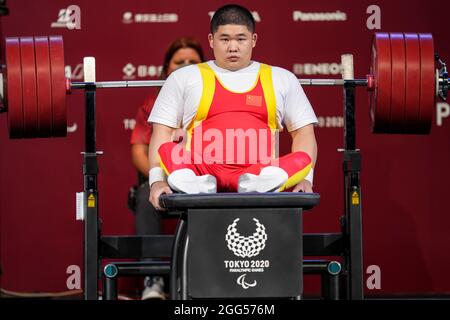 Tokio, Japan. August 2021. Ye Jixiong aus China reagiert während des Powerlifting-Finales der Männer von -88KG bei den Paralympischen Spielen 2020 in Tokio, Japan, am 29. August 2021. Quelle: Zhang Cheng/Xinhua/Alamy Live News Stockfoto