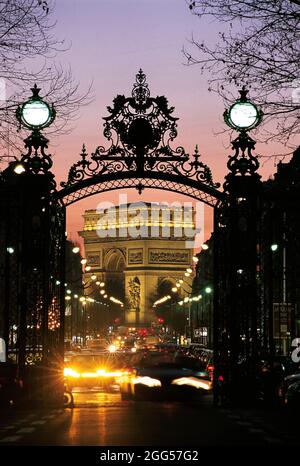 FRANKREICH. PARIS (75) 17. ARR. DIE TORE DES MONCEAU PARKS ÖFFNEN SICH ZUM ARC DE TRIOMPHE Stockfoto