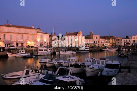 FRANKREICH. CHARENTE-MARITIME (17) ILE DE RE. DORF UND HAFEN VON SAINT-MARTIN BEI SONNENUNTERGANG Stockfoto