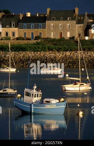 FRANKREICH. BRETAGNE. FINISTERE (29) DER HAFEN VON ROSCOFF KANNTE EINST EIN ZEITALTER DER PRACHT, DAS NOCH IN DER QUALITÄT DES GRANITBAUS ZU SEHEN IST Stockfoto