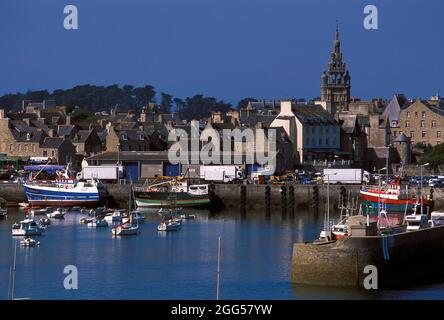 FRANKREICH. BRETAGNE. FINISTERE (29) DER HAFEN VON ROSCOFF KANNTE EINST EIN ZEITALTER DER PRACHT, DAS NOCH IN DER QUALITÄT DES GRANITBAUS ZU SEHEN IST Stockfoto