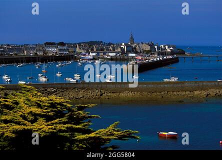 FRANKREICH. BRETAGNE. FINISTERE (29) DER HAFEN VON ROSCOFF KANNTE EINST EIN ZEITALTER DER PRACHT, DAS NOCH IN DER QUALITÄT DES GRANITBAUS ZU SEHEN IST Stockfoto