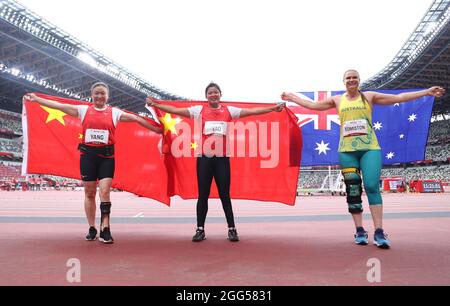 Tokio, Japan. August 2021. Yao Juan (C) und Yang Yue (L) aus China und Sarah Edmiston aus Australien feiern nach dem F64-Klasse-Diskus-Wurffinale der Frauen bei den Paralympischen Spielen 2020 in Tokio, Japan, am 29. August 2021. Quelle: Du Xiaoyi/Xinhua/Alamy Live News Stockfoto