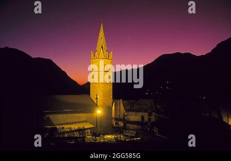 FRANKREICH. PROVENCE. HAUTES-ALPES (05) DORF RISOUL (BERÜHMT FÜR SEIN SKIGEBIET) UND BELEUCHTETE KIRCHE Stockfoto