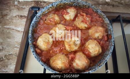 Gewürzte Kichererbsen-Kugeln in Tomatensauce Stockfoto