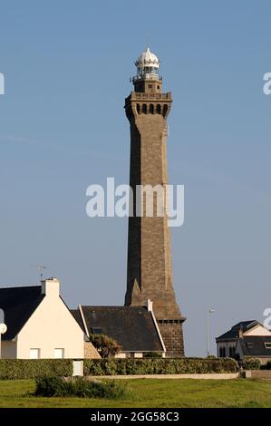 FRANKREICH. BRETAGNE. FINISTERE (29) DORF ECKMUHL UND SEIN LEUCHTTURM Stockfoto