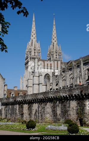 FRANKREICH. BRETAGNE. STADT QUIMPER. DIE KATHEDRALE VON SAINT-CORENTIN. DIE KATHEDRALE VON QUIMPER HAT EINE BEMERKENSWERTE VERTIKALITÄT Stockfoto