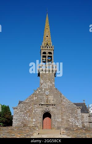 FRANKREICH. BRETAGNE. FINISTERE (29) DORF VON CAST. KIRCHE SAINT-JEROME Stockfoto